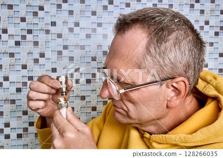 Plumber places compression ring on multilayer pipe for connecting it with second pipe using coupling during repair of household water line. 128266035