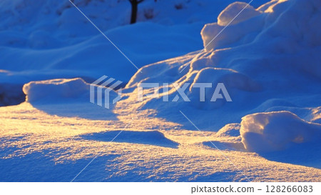 雪面在清晨的陽光下閃閃發光 雪面在清晨的陽光下閃閃發光 128266083