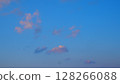 漂浮的雲朵與被落日照耀的廣闊藍天 128266088