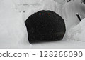 一條隧道和一面看起來像是埋在雪裡的凸面鏡 128266090