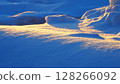 雪面在清晨的陽光下閃閃發光 128266092