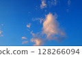漂浮的雲朵與被落日照耀的廣闊藍天 128266094
