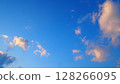 漂浮的雲朵與被落日照耀的廣闊藍天 128266095