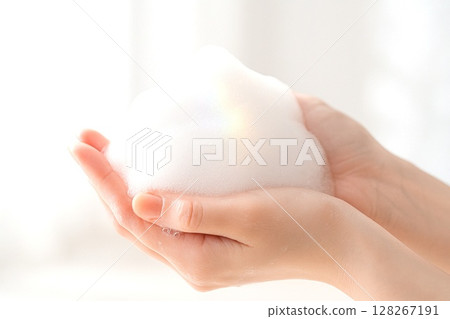 包裹在溫和的泡沫中 - 洗面、護膚、清潔、手部成分材料 128267191