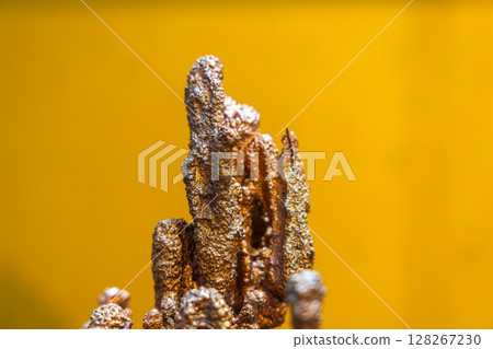 銅熔化並形成塊狀 128267230