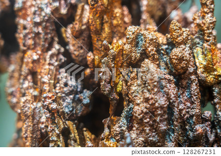 銅熔化並形成塊狀 128267231