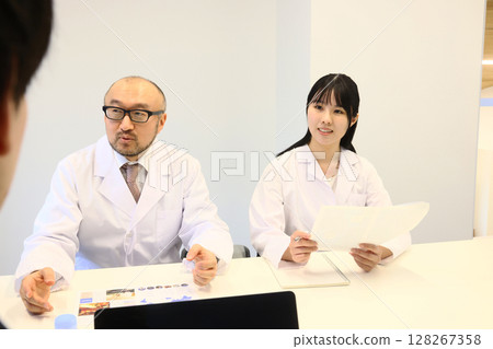 穿著白大褂的男女正在開會 128267358