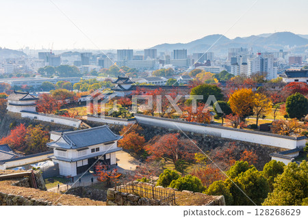 兵庫縣姬路的秋天,世界遺產,國寶姬路城和紅葉,西之丸 兵庫縣姬路的秋天,世界遺產,國寶姬路城和紅葉,西之丸 128268629