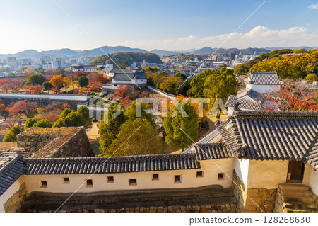兵庫縣姬路市的秋天 - 世界遺產、國寶、姬路城 - 從小城堡塔上眺望 兵庫縣姬路市的秋天 - 世界遺產、國寶、姬路城 - 從小城堡塔上眺望 128268630