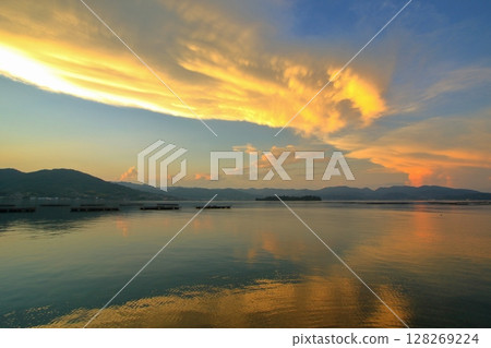 The sky and sea at dusk reflected in the calm Seto Inland Sea 128269224