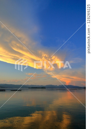 Calm Mitsu Bay at dusk as seen from Oshiba Island (Higashihiroshima City) 128269225