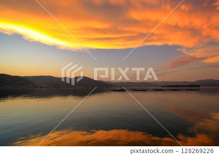 Orange-tinted sea and sky (Oshiba Island) 128269226