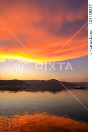 Orange-tinted sea and sky (Oshiba Island) 128269227