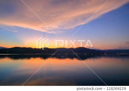 黃昏時分的瀨戶內海的寧靜景色 黃昏時分的瀨戶內海的寧靜景色 128269229