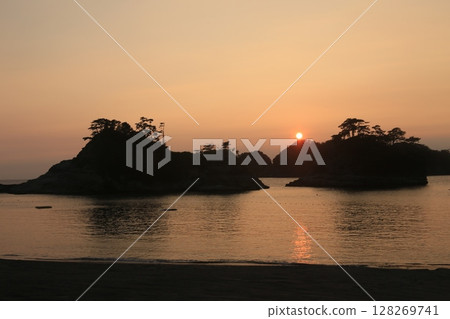 A beautiful sunset over Dogashima A beautiful sunset over Dogashima 128269741