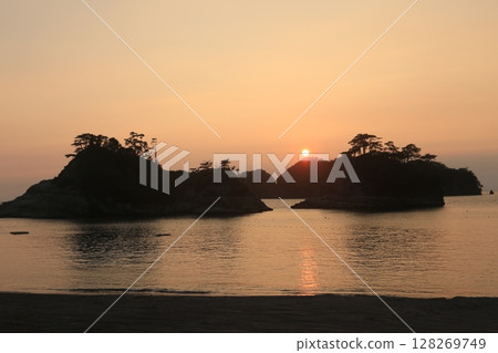 A beautiful sunset over Dogashima A beautiful sunset over Dogashima 128269749
