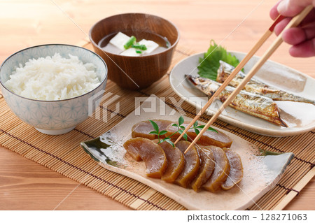 日式早餐套餐,包括奈良泡菜和烤秋刀魚,配米飯和味噌湯 日式早餐套餐,包括奈良泡菜和烤秋刀魚,配米飯和味噌湯 128271063