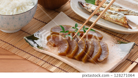 日式早餐套餐，包括奈良泡菜和烤秋刀魚，配米飯和味噌湯 128271064