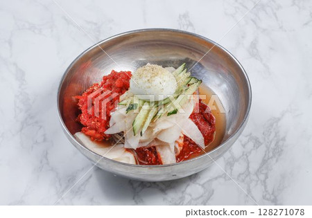 Naengmyeon(Buchwheat cool noodles) 128271078