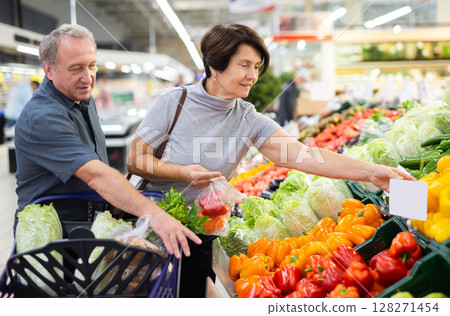 husband and wife choose quality pepper husband and wife choose quality pepper 128271454