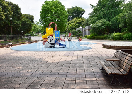Children's playground in front of Mitsuzawa Park First Rest House (Management Center), Kanagawa Ward, Yokohama City Children's playground in front of Mitsuzawa Park First Rest House (Management Center), Kanagawa Ward, Yokohama City 128271510