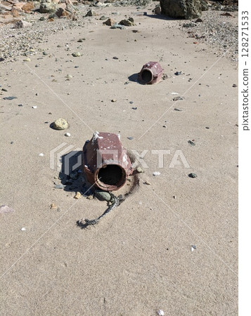 Octopus pot washed up on the shore 128271533