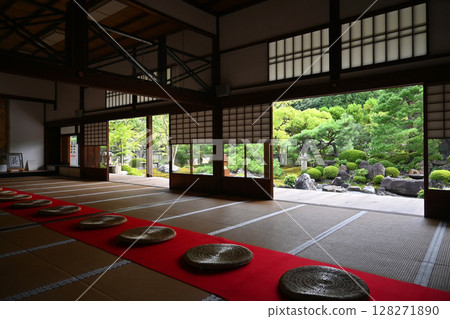 The snow garden at Myomanji Temple in Kyoto City, where silence breathes The snow garden at Myomanji Temple in Kyoto City, where silence breathes 128271890