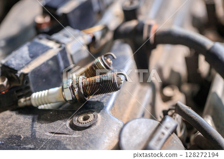 Spark plugs for gasoline engines that are old and have expired will cause incomplete combustion in the engine, in soot and dirt. Changing spark plugs can maintain and extend the life of the engine Spark plugs for gasoline engines that are old and have expired will cause incomplete combustion in the engine, in soot and dirt. Changing spark plugs can maintain and extend the life of the engine 128272194