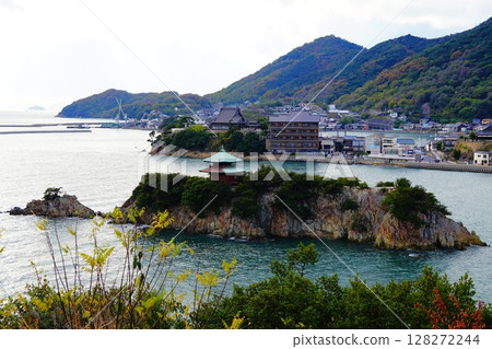 從廣島縣仙水島的觀景台望去,可以看到鞆之浦和弁天島 從廣島縣仙水島的觀景台望去,可以看到鞆之浦和弁天島 128272244
