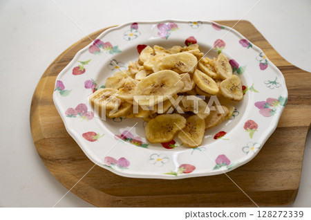 banana chips 128272339
