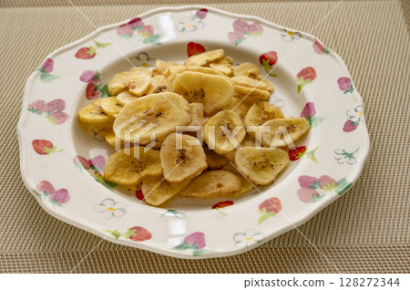 banana chips 128272344
