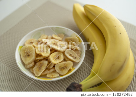 香蕉片和香蕉 香蕉片和香蕉 128272492