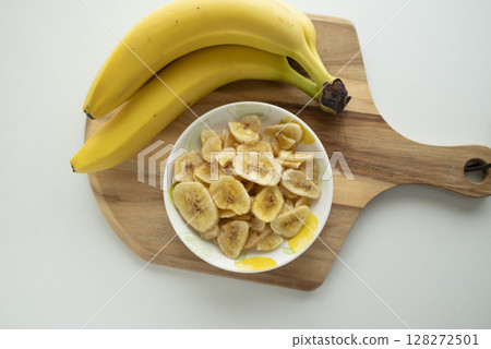 Banana chips and bananas 128272501