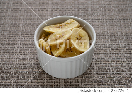 banana chips 128272635