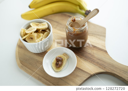 Banana chips with sweet tamarind jam 128272720