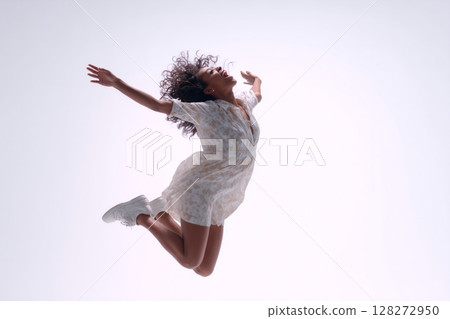 Joyful Dancer Leaps Gracefully Against a Clean...-插圖素材 [128272950 ...