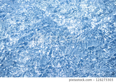 Blue water surface and sparkling sunlight reflected 128273303