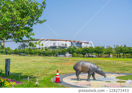 The tapir statue in the park and the new landmark "TOYOTA ARENA TOKYO" (Aomi, Tokyo) The tapir statue in the park and the new landmark "TOYOTA ARENA TOKYO" (Aomi, Tokyo) 128273453