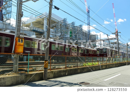 大阪東淀川區阪急淡路站週邊高架施工現場 128273550