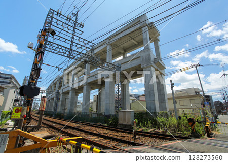 大阪東淀川區阪急淡路站週邊高架施工現場 128273560