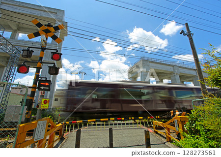 大阪東淀川區阪急淡路站週邊高架施工現場 128273561
