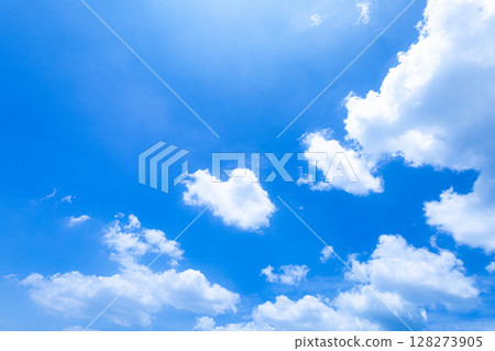夏日雲彩、藍天與陽光的風景 夏日雲彩、藍天與陽光的風景 128273905