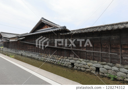 A registered cultural property house along the road in Doi-Kurakuchi, Aki City, Kochi Prefecture A registered cultural property house along the road in Doi-Kurakuchi, Aki City, Kochi Prefecture 128274312