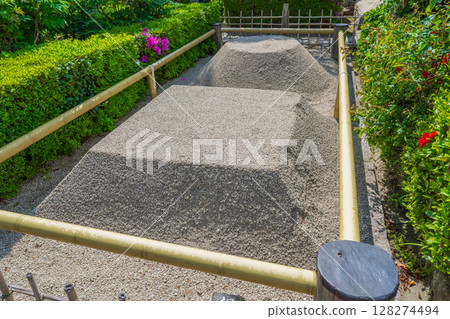 The sand dunes of Sekkoji Temple in Katsuragi City, Nara Prefecture 128274494