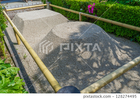 The sand dunes of Sekkoji Temple in Katsuragi City, Nara Prefecture The sand dunes of Sekkoji Temple in Katsuragi City, Nara Prefecture 128274495