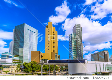 日本橫濱的城市景觀，七月，夏日的天空…櫻木町站前。 10日從橫濱空中客艙俯瞰櫻木町站和建築物 128274725