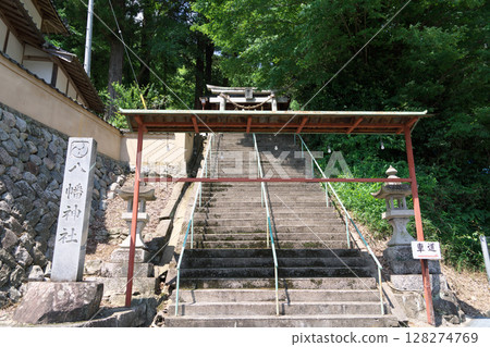 The approach to Hachiman Shrine, Setsumatsusha of Kinoyama Shrine, which has a spiritual test for plague, Takahashi City, Okayama Prefecture 128274769