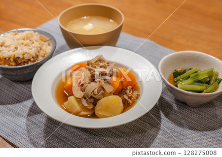A Japanese-style dinner with meat and potatoes as the main dish 128275008