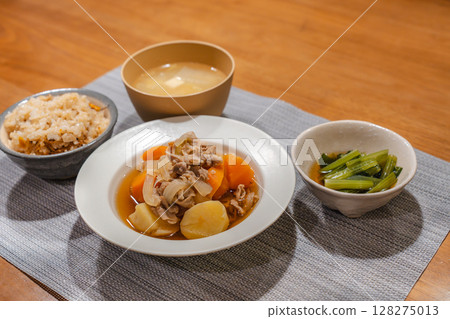 以肉和馬鈴薯為主菜的日式晚餐 以肉和馬鈴薯為主菜的日式晚餐 128275013