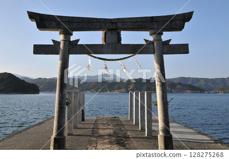 [Tosa's Miyajima] Narushin Shrine Torii heading to the sea Susaki City, Kochi Prefecture 128275268